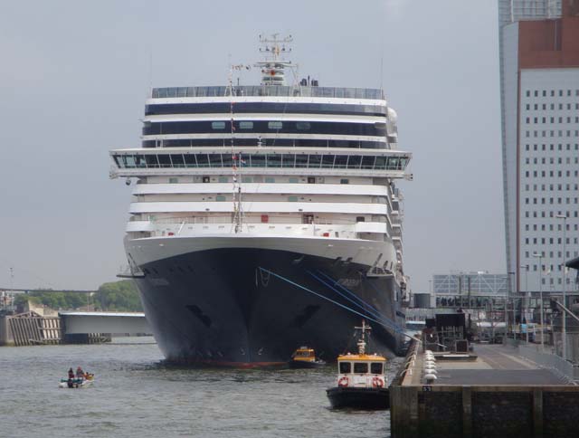 Cruiseschip ms Eurodam van de Holland America Line aan de Cruise Terminal Rotterdam